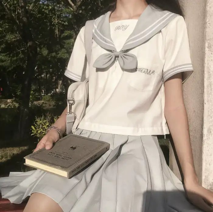玻璃橱窗中的姑娘